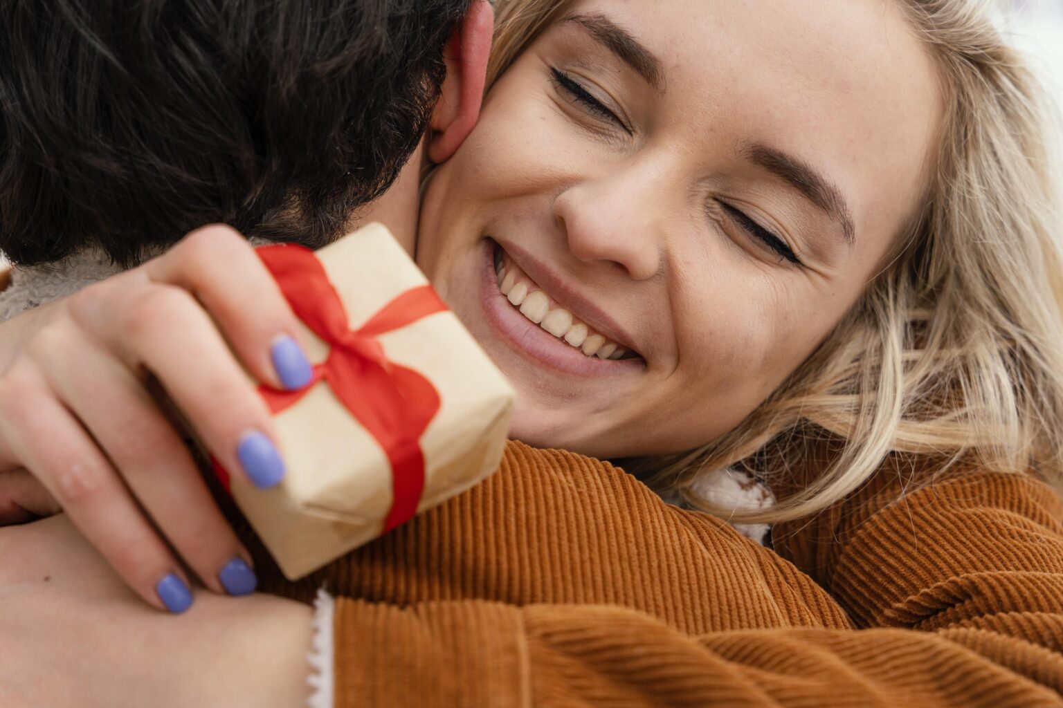 Pareja con un regalo personalizado